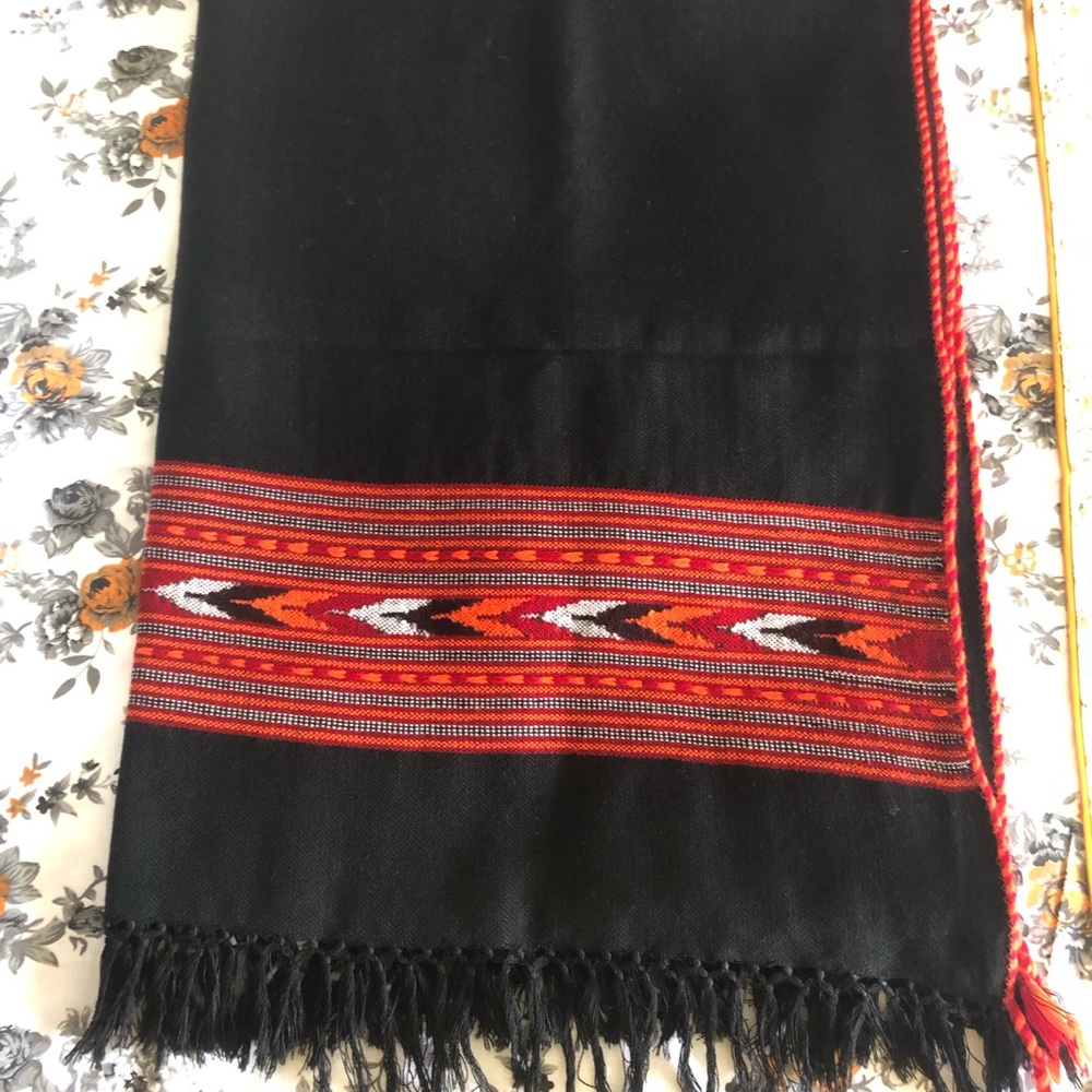 Pure woolen stole/shawl. NEW handwoven, color black,red and orange.